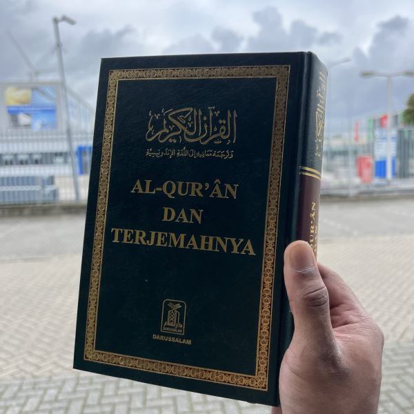 Noble Quran in Indonesian Language AL Quran Dan Terjemahnya (Darussalam)